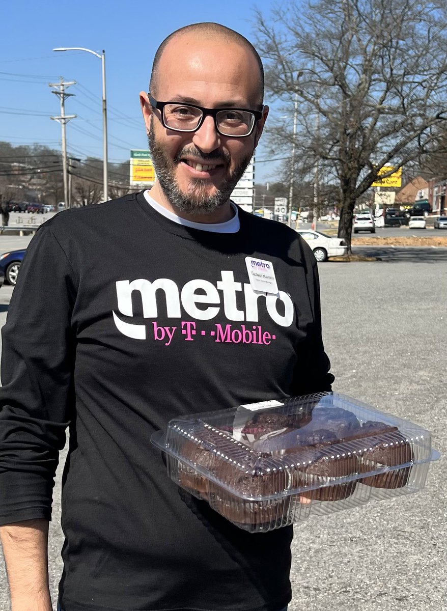 def_steph15's tweet photo. When it’s one of your Store Managers birthday today and they can’t have cupcakes….chocolate muffins it is!! HAPPY BIRTHDAY GAZ!!!!! #metroHL2TT #METROBIRTHDAY #LittleRock @JHill_MANgenta @BrandyYeager2 @MagentaMat @dmantmob https://t.co/NcVNafxa3W