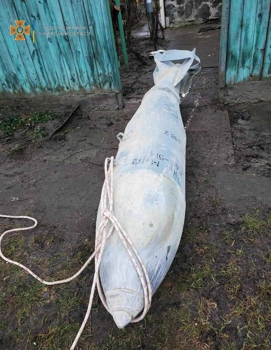 Kalinowka, obwód winnicki, znaleziono niewybuch bomby FAB-500.

#Ukraine #Ukrainian #UkraineCrisis #warukrainerussia