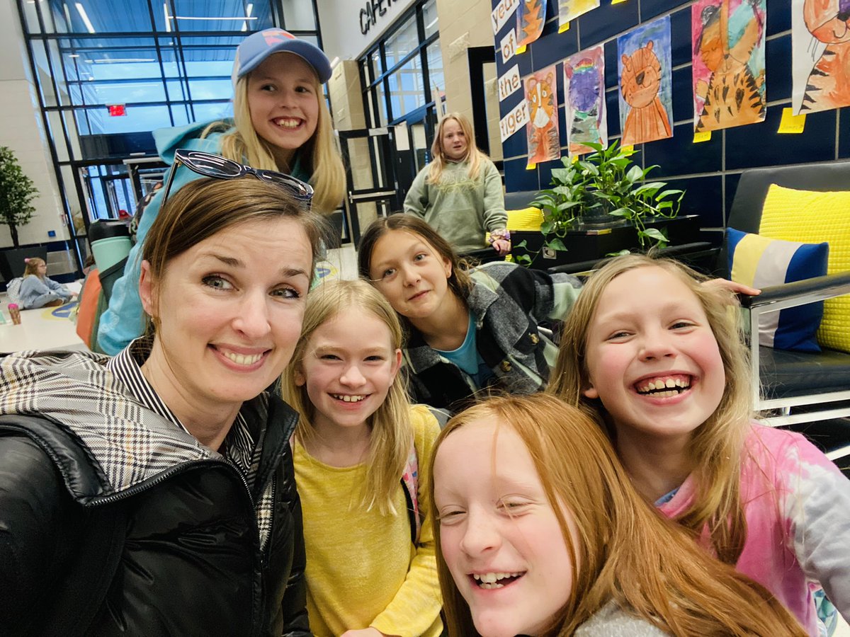 Happy faces @WorcesterSystem Showell Elementary today 🤩 My girls learned about forces of flight, drone control, and basic coding. Another #FlyLikeAGirl after school session in the books!