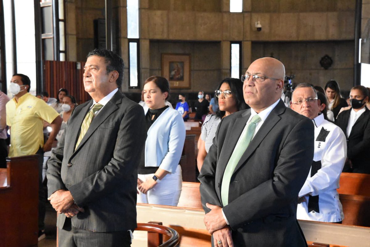 EuclidesLaVega's tweet photo. Recibiendo un reconocimiento dentro de los actos conmemorativos del 30 aniversario de la inauguración de la nueva Catedral de La Concepción de La Vega, junto a La Cooperativa Vega Real. Agradezco el gesto del Obispo Héctor Rafael Rodríguez y en parroco de La Catedral, Padre Cualo https://t.co/lFVcYAH0xd