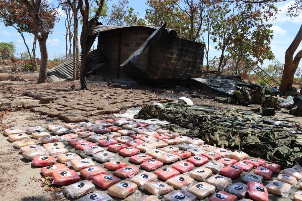 En operaciones de persecución y neutralización, #FANB traba combate con grupo TANCOL, neutraliza, ocupa, conquista y destruye sus posiciones con las unidades de golpe y maniobra URRA! Bolívar vive! Pagarán uno a uno los atropellos y afrentas hechas a nuestro noble pueblo apureño!