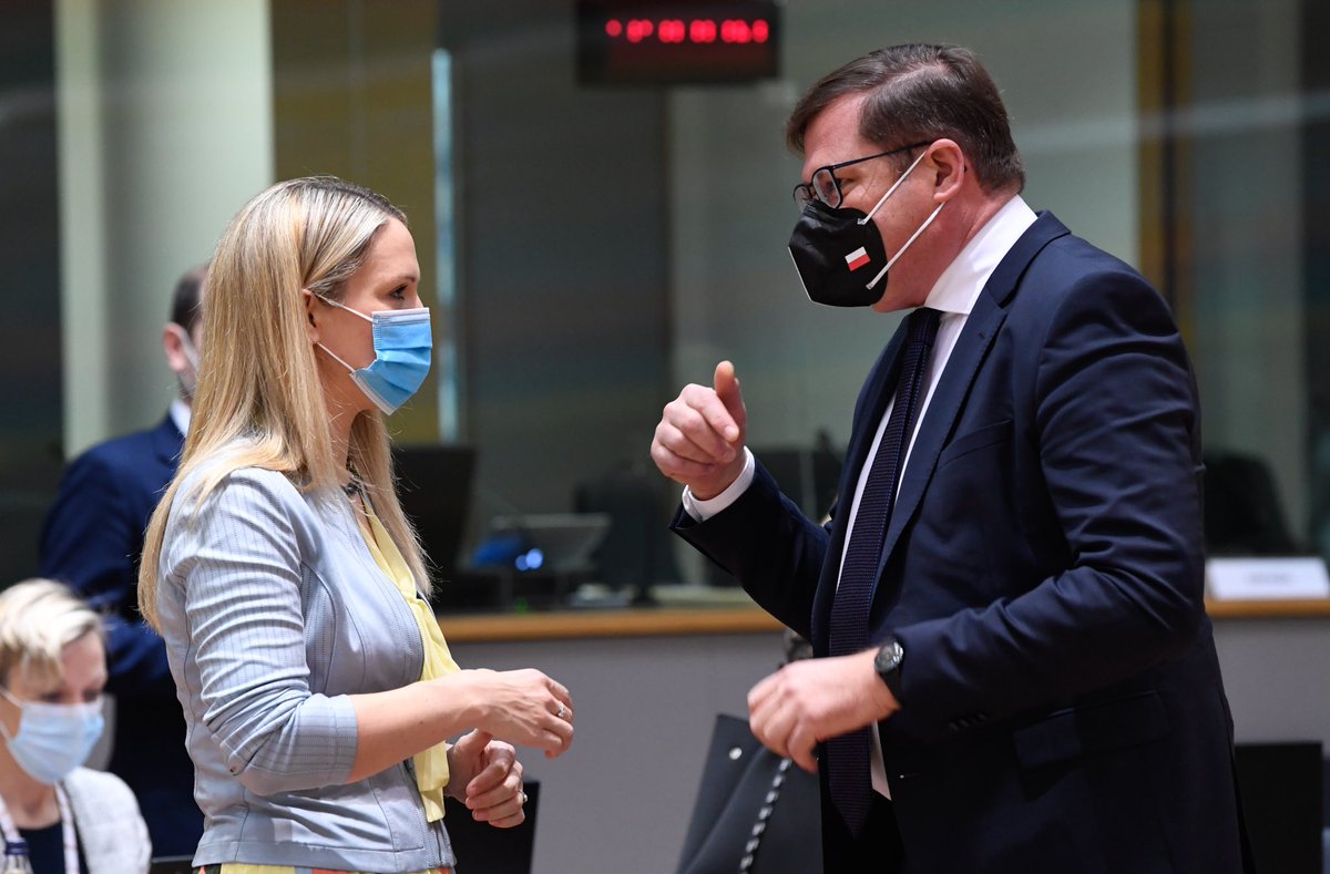 Helen MCENTEE (Minister for Justice, Ireland) and Andrzej SADOŚ (Permanent Representative of Poland to the EU, Poland) chatting. They are both wearing a mask.
