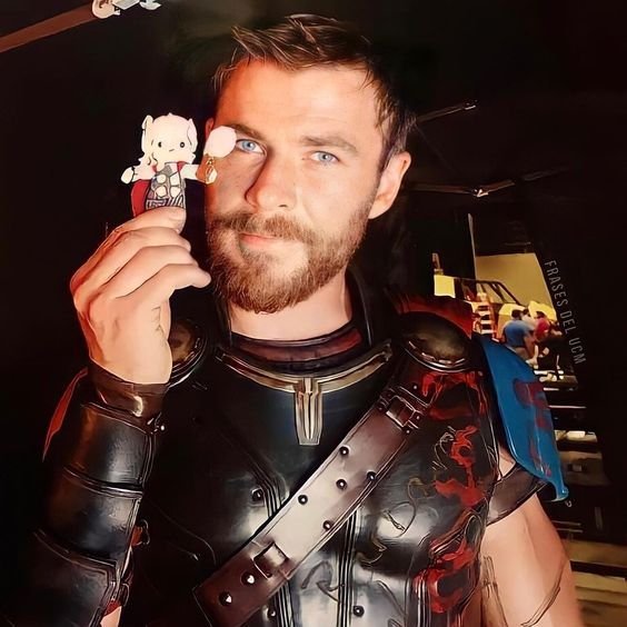 RT @mcucomfort: thor with tiny thor https://t.co/VmyWX0jEzI