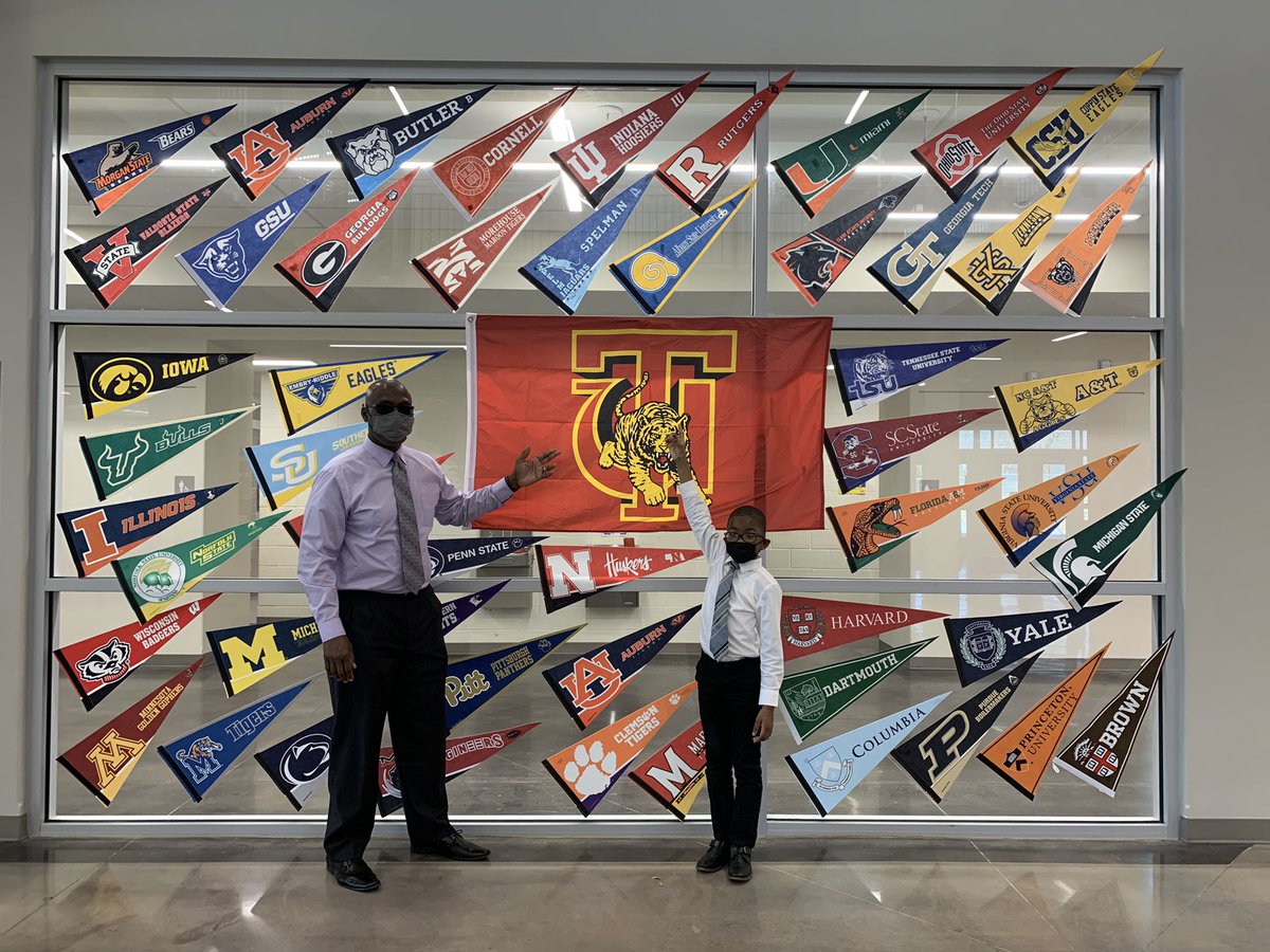 TAGMsRackston's tweet photo. @APSTAGAcademy looking good for College and Career Week and I love it 😍 #TAGGrowingStrong @TAGaPARENT @MichelleDenson8 @TAGstrategist @CMAndrewsTAG https://t.co/voLVoFar74