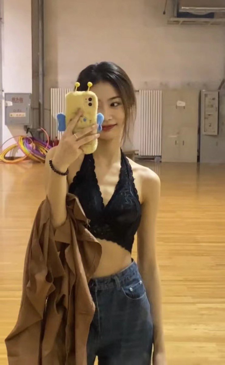 【舞蹈女孩-心语】一位舞蹈专业的女孩，身材和气质是街上男人都要回头的那种。重要的是170以上的身高却是小脚。给人高冷的感觉，其实内心和棉袜都是很闷骚的女孩😧😧 https://t.co/L4nNvPdvZA