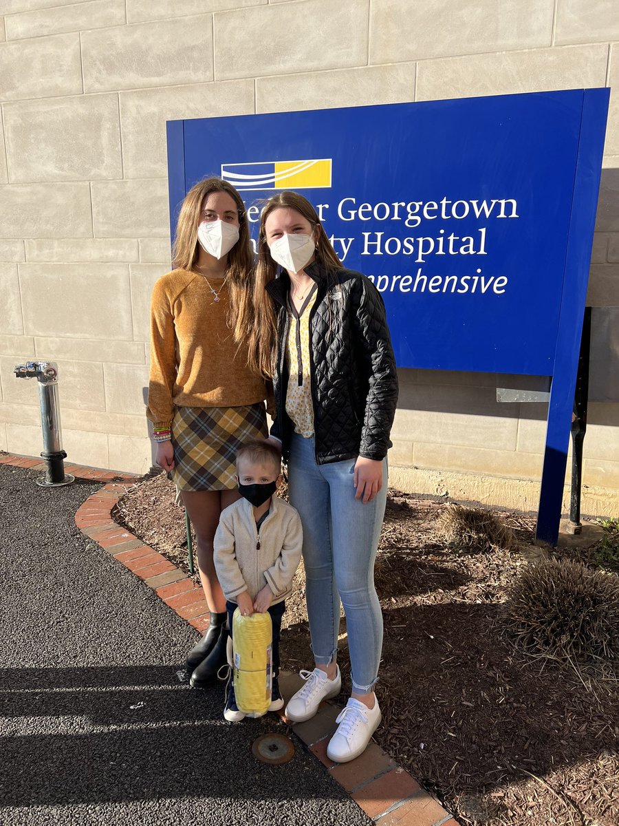 LHSFndn's tweet photo. Thank you @MedStarGUH @LombardiCancer for continuing to partner with us &amp; accepting the #yellowblankets. It’s always so nice seeing some of Laura’s #oncologynurses. You will always be family! We hope your patients continue to enjoy the love and comfort of #YellowBlanketCampaign. https://t.co/MINwmfnqIx