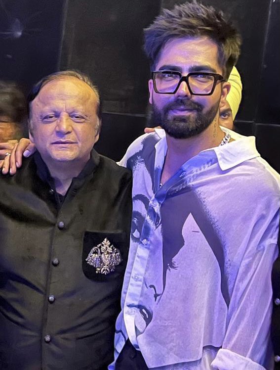 Asif Bhamla (@asifbhamlaa) on Twitter photo Hearty Congratulations My dearest Friend <a href="/BPraak/">B Praak</a> for the Extravagant New House Thankful for being such a fabulous Host was a pleasure visiting #Chandigarh Great to catch up with My good Friends <a href="/DVJChautala/">Digvijay Chautala</a> <a href="/yourjaani/">Jaani</a> <a href="/HARRDYSANDHU/">Harrdy Sandhu</a> Hearty Congratulations My dearest Friend <a href="/BPraak/">B Praak</a> for the Extravagant New House Thankful for being such a fabulous Host was a pleasure visiting #Chandigarh Great to catch up with My good Friends <a href="/DVJChautala/">Digvijay Chautala</a> <a href="/yourjaani/">Jaani</a> <a href="/HARRDYSANDHU/">Harrdy Sandhu</a>