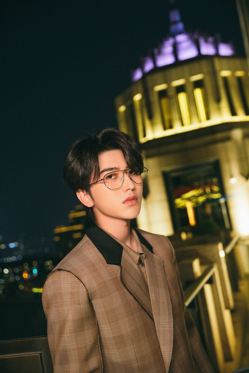 caixukunbr's tweet photo. 220303 KUN Studio Weibo Atualização

O porta-voz da marca, Cai Xukun, participou do Givenchy Beauty Event hoje à noite.

cr. @AlwaysCaiXukun 
#Caixukun #蔡徐坤 #Caixukunbr #GIVENCHYBeautyKUN https://t.co/z9tnSStgBV