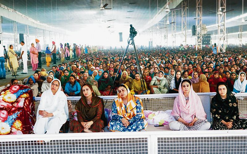 rmbawa's tweet photo. #Dera #SachaSauda opens cards, to back #SAD, #BJP nominees. The dera has over 40 lakh followers or “Premis” in Punjab with a huge socio-political influence in the Malwa belt, which has 69 seats out of the total 117. https://t.co/r1yGVFYIbD
#GurmeetRamRahim #PunjabElections2022 https://t.co/USwNJNXWMu