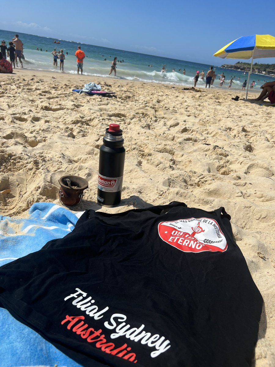 Lejos pero no tan lejos !!
Con la remera de la filial y el mate siempre !!