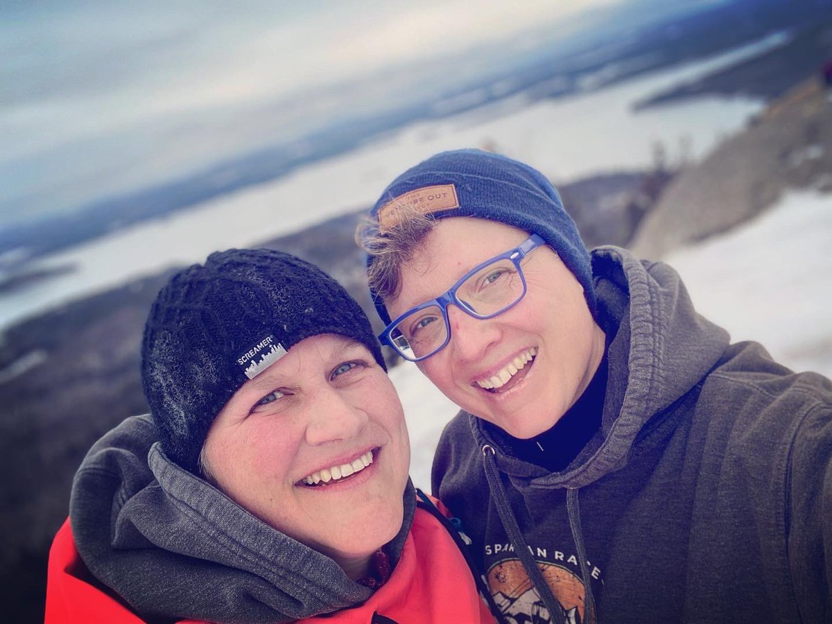 EnterRaiden's tweet photo. #WinterHiking ๐ฅพโ๏ธ warms my soul, and of course #PocketsTheOtter๐ฆฆ joined @Social4Sarah and I for the #Adventure. #OptOutside ๐ฒ#RewildYourMind #GetOutdoors #NewHampshireMountains ๐@VentureOut_ @Carhartt #NorthboundGear https://t.co/Ks8Nnn33RR