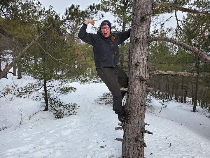 EnterRaiden's tweet photo. #WinterHiking ๐ฅพโ๏ธ warms my soul, and of course #PocketsTheOtter๐ฆฆ joined @Social4Sarah and I for the #Adventure. #OptOutside ๐ฒ#RewildYourMind #GetOutdoors #NewHampshireMountains ๐@VentureOut_ @Carhartt #NorthboundGear https://t.co/Ks8Nnn33RR