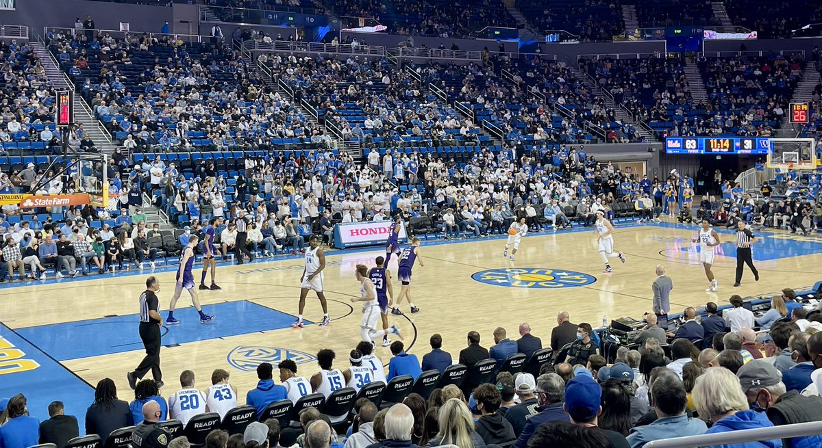 Whizzer89's tweet photo. Bruins lookin good.  8 👏 https://t.co/L49Kiav7BP