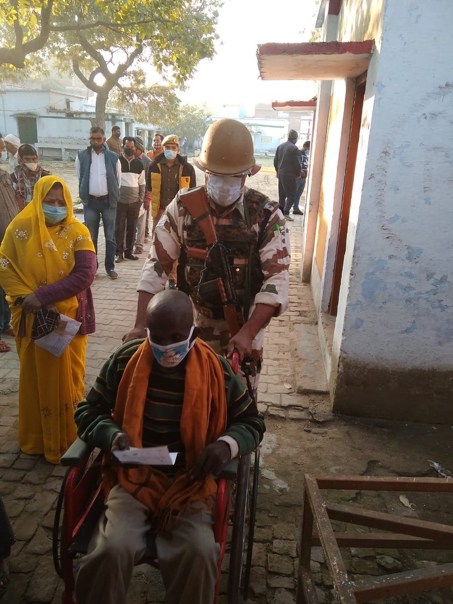 ZEEUPUK's tweet photo. फतेहगढ़, हाथरस और हमीरपुर में मतदान केंद्रों पर तैनात भारत-तिब्बत सीमा पुलिस के जवान बुजुर्ग और विकलांग मतदाताओं की सहायता करते हुए।
#UttarPradeshElections2022 #ElectionOnZee #VotingRound3
Watch Live : https://t.co/RMF3KvtQ28 https://t.co/xtDGpnAFC4