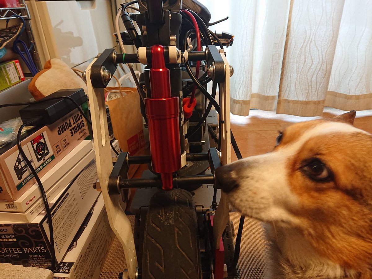 corgi910's tweet photo. フロントサスのシャフト曲がりはダンパーの下側になるんですが、当初のM365モーターに比べ幅が広がりすぎて荷重が掛かる箇所が狭い範囲に集中してるのが主な原因なので、対処法として荷重の掛かる箇所を分散化させたいなと思ってたら #Monorim からデュアルダンパー化キットが出てました😄
#exs1 https://t.co/lG03uOz0Mb