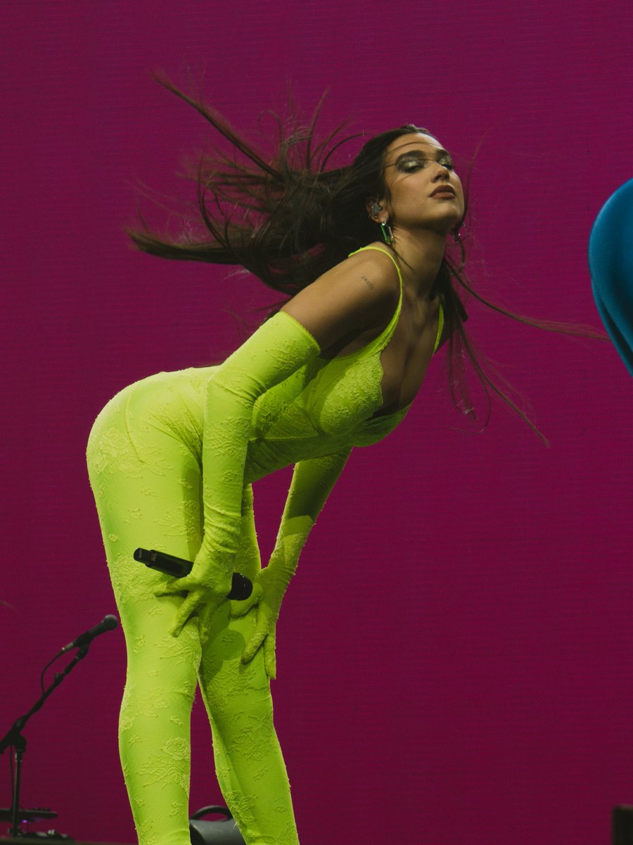 aleiagh's tweet photo. dua lipa. future nostalgia tour boston. photographed by me!!!!! @DUALIPA https://t.co/xvJf95cH1O