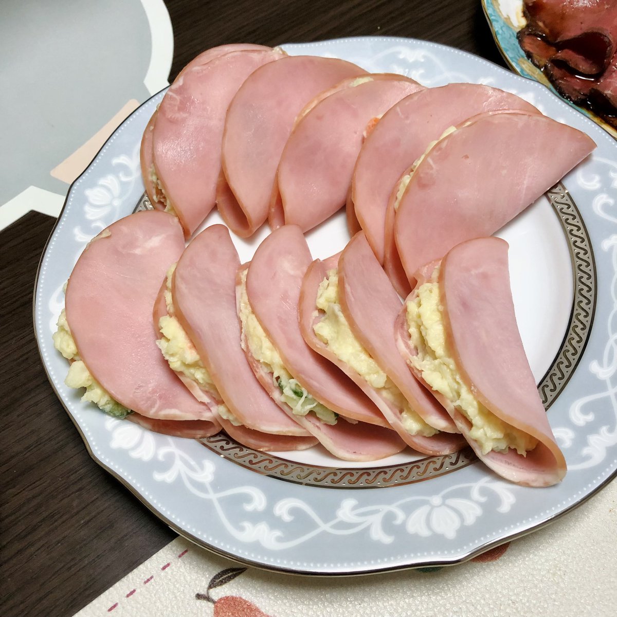 bluemood53's tweet image. เห็นในทวิตเตอร์ คนญี่ปุ่นเอาแฮมมาห่อสลัดมันฝรั่ง จีเนียสมากกกก ทำตามโดยพลัน ตื่นเต้นกันทั้งครอบครัว ได้รับคำชมล้นหลาม 55 อร่อยแล้วยังหน้าตาน่ารักอีก🥰