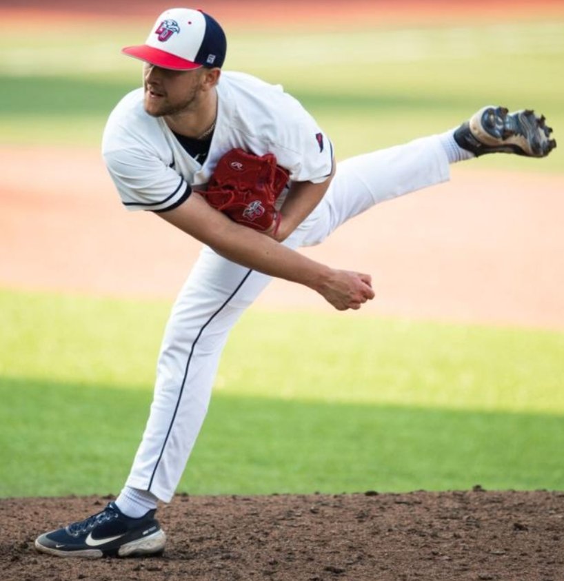 AtownBSBL's tweet image. A great day for the Hungate brothers. @cadehungate7 gets the save as Liberty defeats 8th ranked Florida 6-4. Hungate ends it with a K! TCB⚡