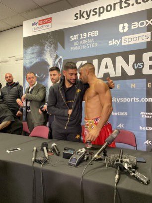 Amir Khan hiding his hand…🤔
#KellBrook #AmirKhan #khanvsbrook