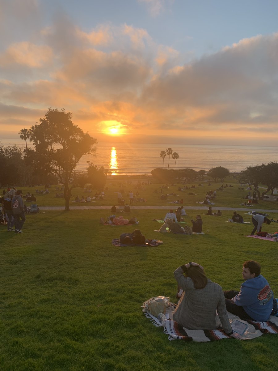 I was pretty burned out on crypto today so I walked outside. There's apparantly a giant orange ball in the sky that rises and sets everyday, regardless of what $BTC, $ETH, and altcoins do that day and people like to look at it. Weird.

$CCF $DEFI #FaaS #DeFi3 
@Crosschainfarm