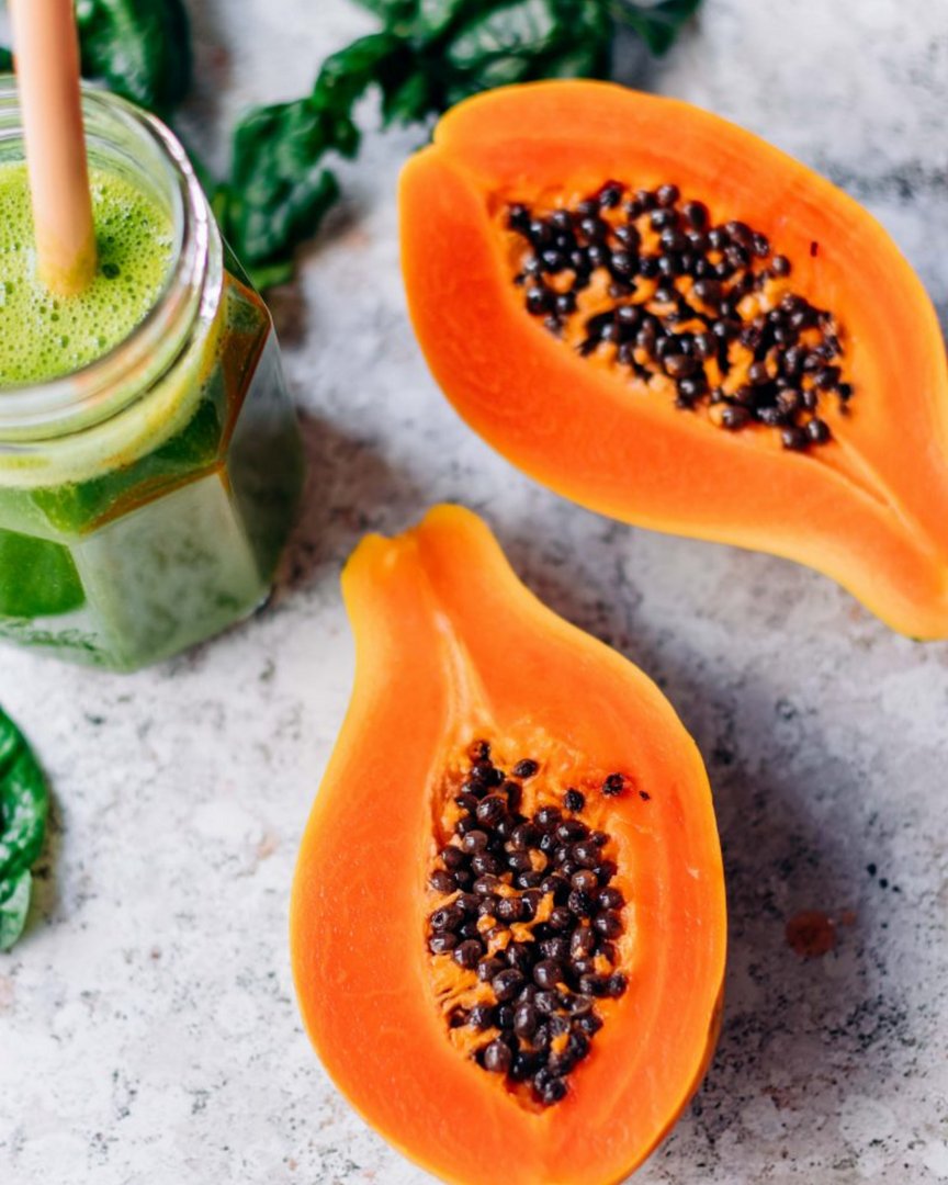 A tropical green smoothie = our #LancerLove language! This recipe is jam-packed with antioxidants from papaya &amp; pineapple, and iron from fresh spinach &amp; kale. Never underestimate how the power of superfoods impacts the appearance of skin. Get the recipe at klaraslife.com/en/spinach-pin…