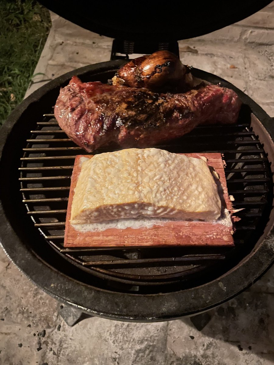 asadocoin's tweet photo. Colita de cuadril y salmón ahumado con madera de manzano https://t.co/fjdJBgARyn