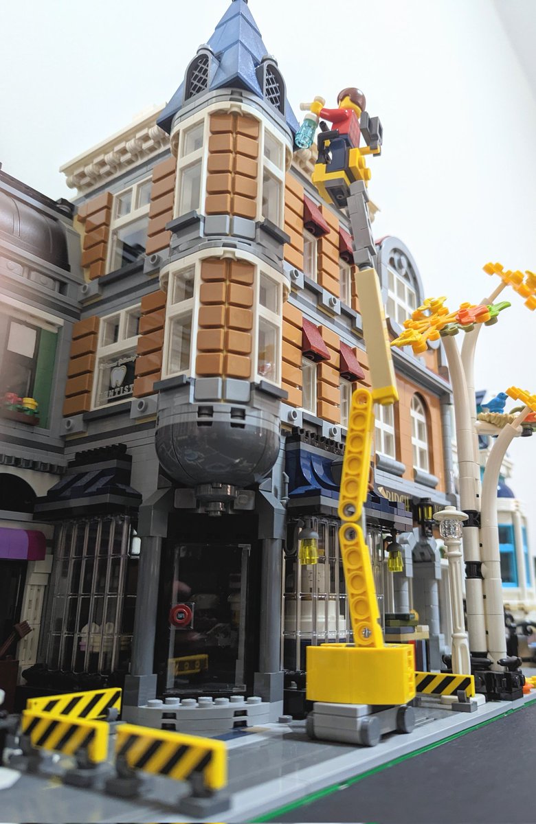 Criga_88's tweet photo. Built a compact boom lift over the weekend to access those hard to reach spots around the city
#LEGO #City #MOC https://t.co/RyvJzU24wm