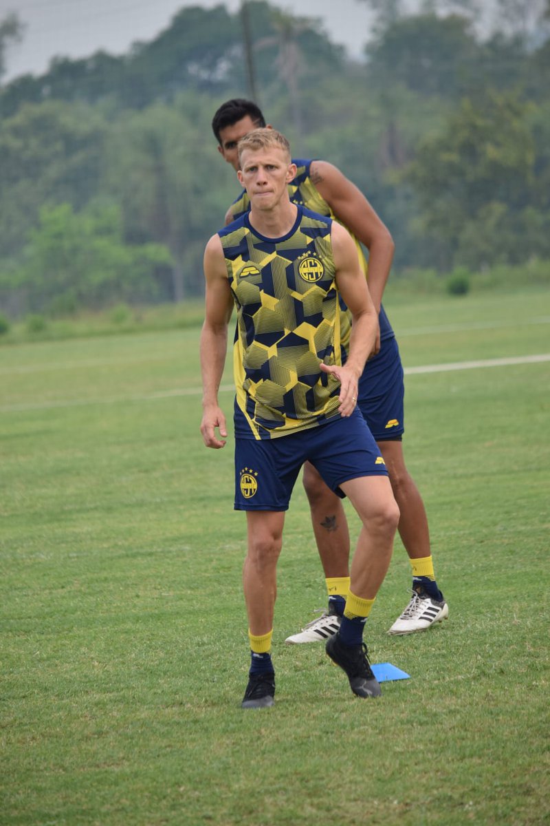 RusoNahuel's tweet photo. Una pretemporada más. 💪🟡🔵🇵🇾 @CST_1935 https://t.co/es5OLV8MBv
