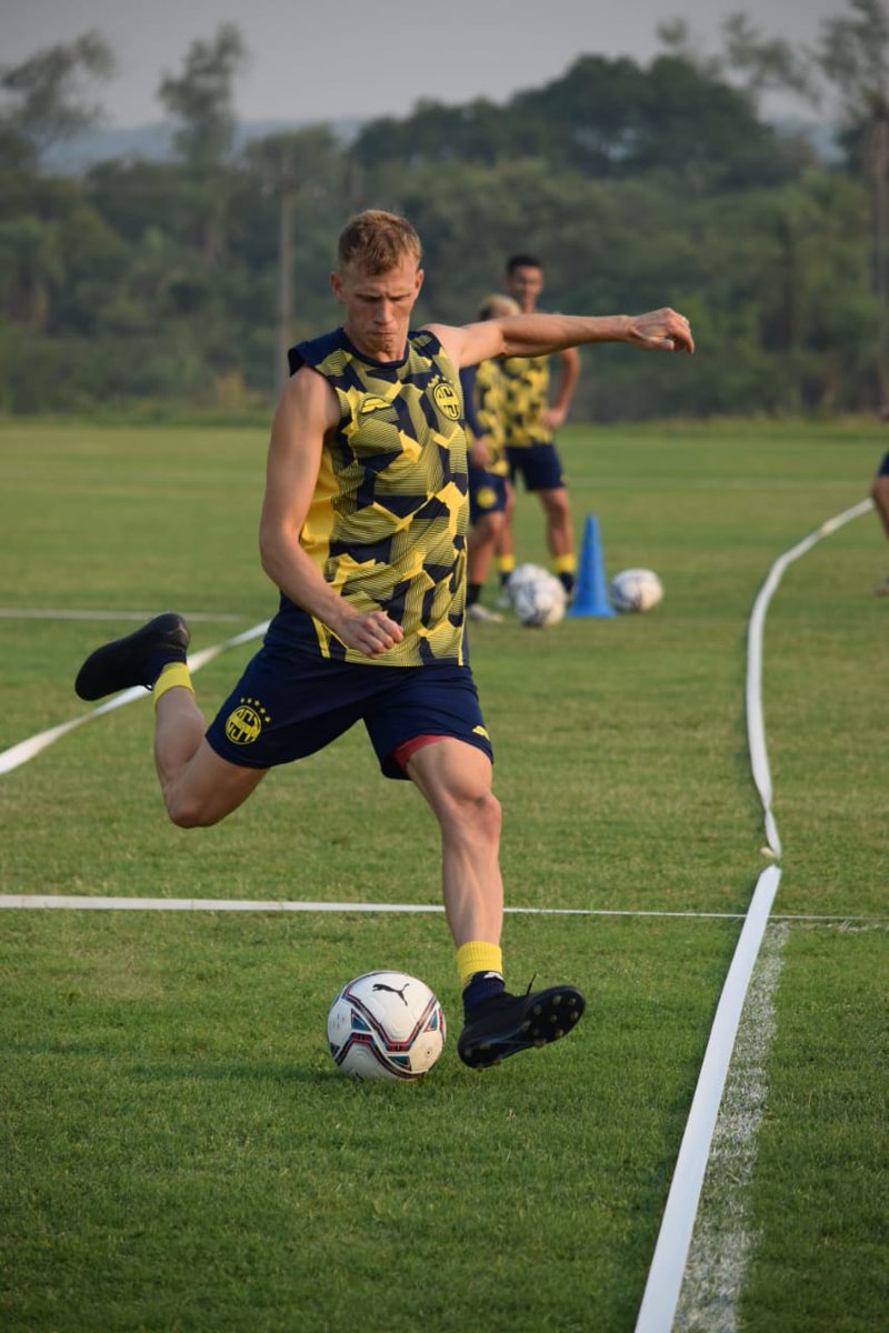 RusoNahuel's tweet photo. Una pretemporada más. 💪🟡🔵🇵🇾 @CST_1935 https://t.co/es5OLV8MBv