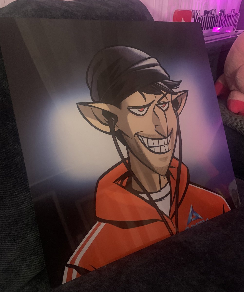 Avxrry's tweet photo. My girlfriend gifted me my favorite avi as a portrait 😊 https://t.co/6e36XsdINi