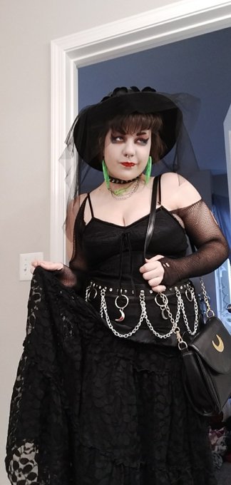 Give me all your money paypigs ❤️🥰 $faithegoth https://t.co/bTUqJvJnc5<a href="/tag/findom"class="tags"><span>#findom</span></a>