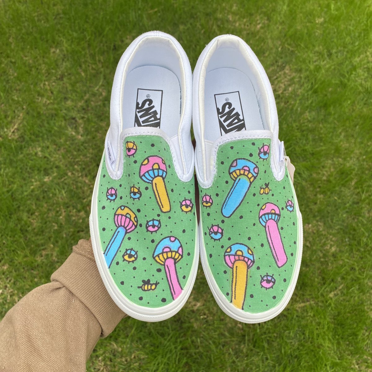 hi this pair is available 💚
size W 6.5