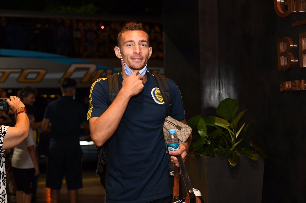 RosarioCentral's tweet photo. 🚍👋🏽 ¡Llegaron los Guerreros!

#RosarioCentral ya se encuentra en Bs As a la espera del encuentro ante Boca.

#VamosCanalla 💪🏽🇺🇦 https://t.co/PQxodFIqjf