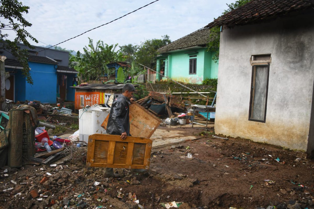 ata_lia's tweet photo. PRAY FOR SUKABUMI

Nyaris 5 kelurahan di Kecamatan Baros, Kota Sukabumi luluh lantak akibat banjir bandang beberapa hari lalu😢

Mohon doa dari semua..

🙏🙏🙏

———— (c)
#sicinta atalia
#MamahJabar
#JabarBergerak
#JabarBergerak_Sukabumi https://t.co/HRrlOo0O2v