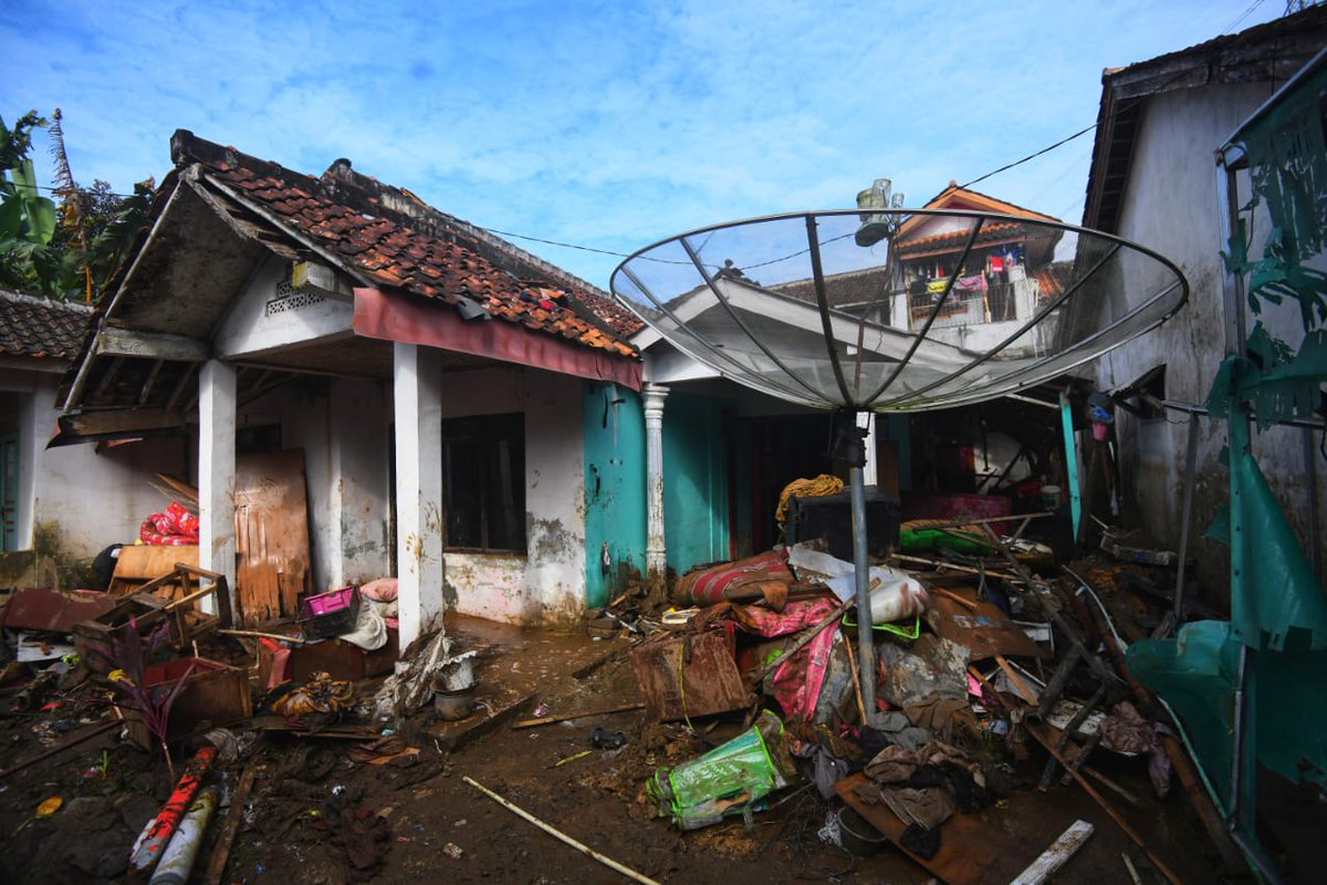 ata_lia's tweet photo. PRAY FOR SUKABUMI

Nyaris 5 kelurahan di Kecamatan Baros, Kota Sukabumi luluh lantak akibat banjir bandang beberapa hari lalu😢

Mohon doa dari semua..

🙏🙏🙏

———— (c)
#sicinta atalia
#MamahJabar
#JabarBergerak
#JabarBergerak_Sukabumi https://t.co/HRrlOo0O2v