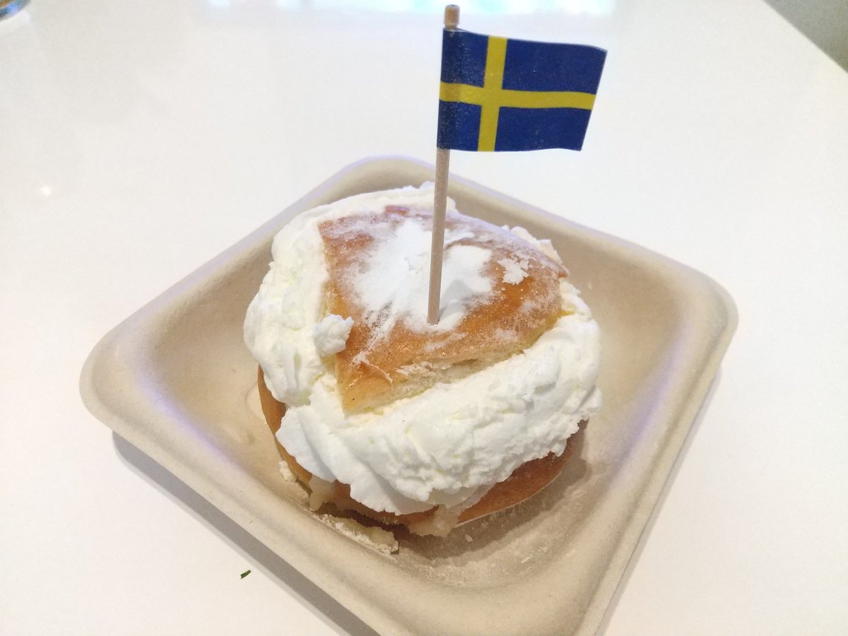 セムラというスウェーデンの有名なスイーツを見つけたので買いました。塩気のあるパンにクリームがたっぷり入っていて美味しかったです。ワンピースでも子供時代のビックマムが食べてました。その話数は私の担当回で、どんな味だろうと思って描いていたのですが、食べられて良かったです。 