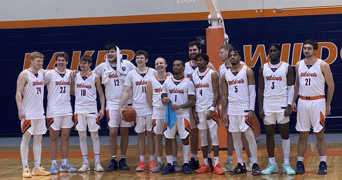 debdavisscheer's tweet photo. Senior day is a wrap with a Win! So thankful for these young men and the never ending support that our family has for for my kids! #0ismine #bakermbb #hoopsforlife #family https://t.co/6pLCNvcBY4