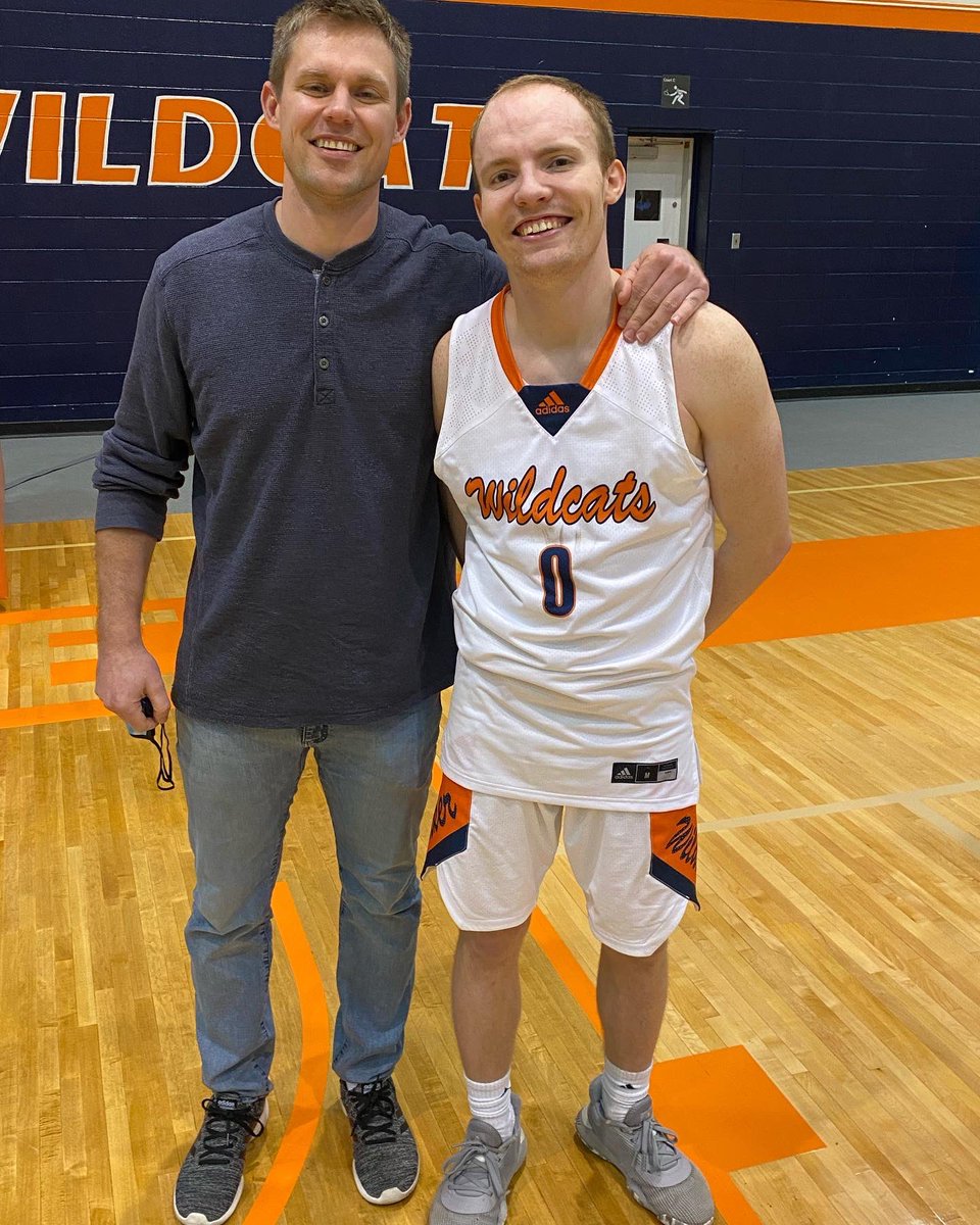 debdavisscheer's tweet photo. Senior day is a wrap with a Win! So thankful for these young men and the never ending support that our family has for for my kids! #0ismine #bakermbb #hoopsforlife #family https://t.co/6pLCNvcBY4