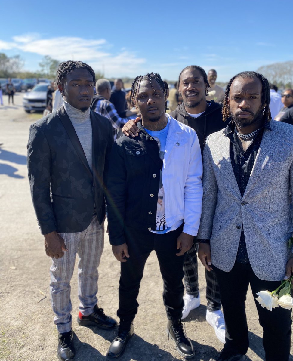 VariBlessed's tweet photo. I told my bruddas I love ๐ em cause where I come from I know I might not see em again โฆ #LLBigMike ๐ ๐ง๐พโโ๏ธ ๐๐พโโ๏ธ
#MrBrewsterHarlem ๐จ๐พโ๐ผ
#FreeCMitch ๐๐ฆโค๏ธ
#BrewsterHarlemPromoTour๐ข๐๐ก
#BrewsterHarlemDELUXEoutNow ๐ฝ
#SurfGang2022๐๐พโโ๏ธ๐๐ฝโโ๏ธ๐ค๐พ๐ฑ https://t.co/WIFK9J6hyZ