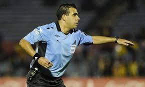 WilsonMendez69's tweet photo. Vergonzoso arbitraje de Ferreyra perjudicando a Peñarol y beneficiando al club con sede en 8 de octubre. Cómplice de que el rival hiciera tiempo y despues no adicionara los minutos correspondientes que debieron ser 12 minutos. Lo positivo: el gol d Cepellini, futuro premio Puskas https://t.co/KWnz3Sb7Jv