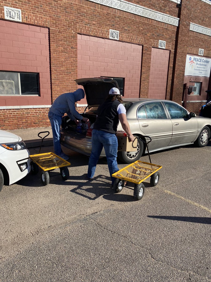 Bronco Golf teams lending a hand at the United Harvest Food Pantry this morning. Always a great time being able to give back to the community of Hastings!