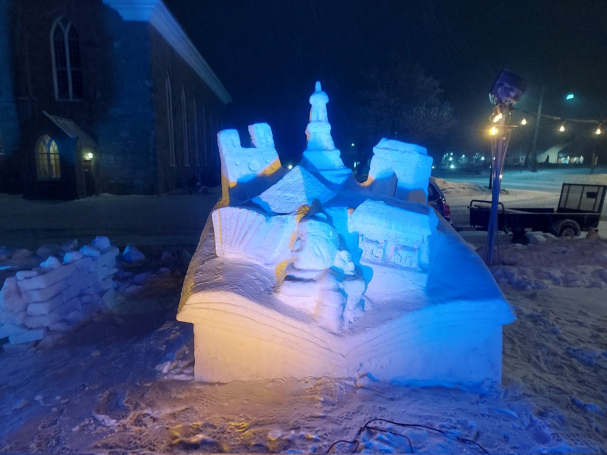 JeanPascal's tweet photo. "Paris livre ouvert" ma sculpture pour le festival flocon de neige #caraquet https://t.co/2y25lUCwbc