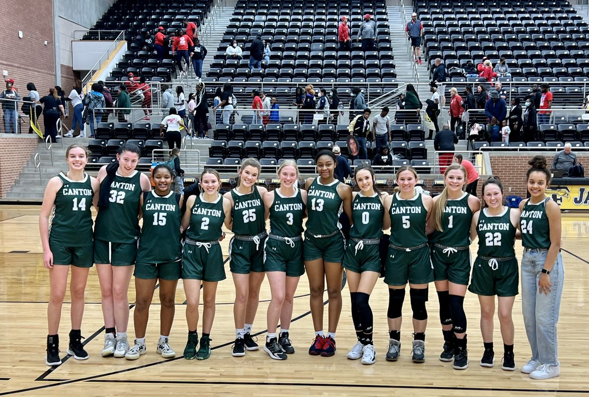 thecolorcult's tweet photo. The 2021-22 girl’s basketball season has come to an end. It was a great season and we’re so proud of all their hardwork. The seniors will be greatly missed. Proud of the Color Cult for always showing out to support 💚🏀 https://t.co/L0a5IiLzVx