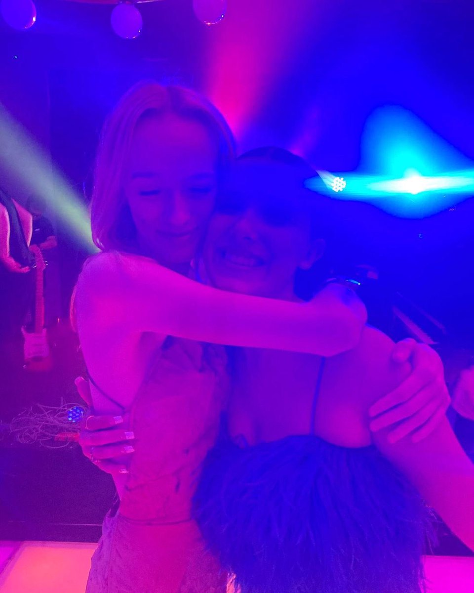 AmybethBRA's tweet photo. AMYBETH NA FESTA DE ANIVERSÁRIO DA MILLIE!!!

📲 | Amybeth via Instagram. “Feliz 18 anos doce menina. Eu te amo muito 🤍” https://t.co/CNYvE4i43i