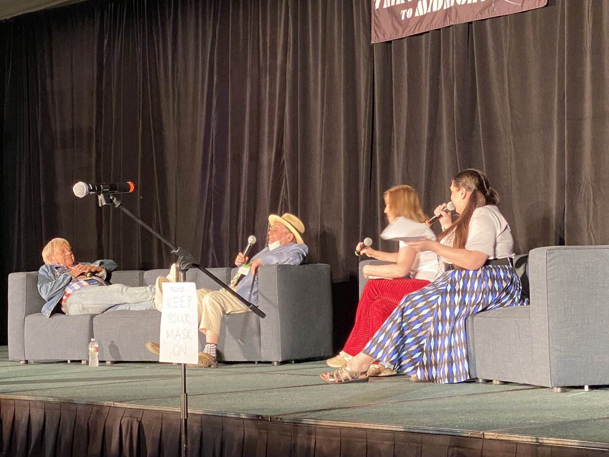 Getting comfy at the This or That panel with <a href="/HeadOverFeels/">Head Over Feels</a> #gally1