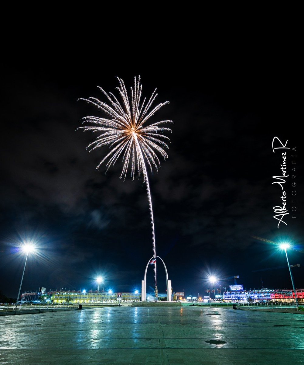 Juanportes02's tweet photo. Hoy estuvimos haciendo los ensayos finales de los fuegos artificiales a utilizar en el Mega espectáculo de fuegos artificiales, iluminemos la Patria 2022 en la Plaza de la Bandera. @CervPresidente @BanreservasRD @spereyrarojas @TelemicroHD https://t.co/cBDope0xZQ