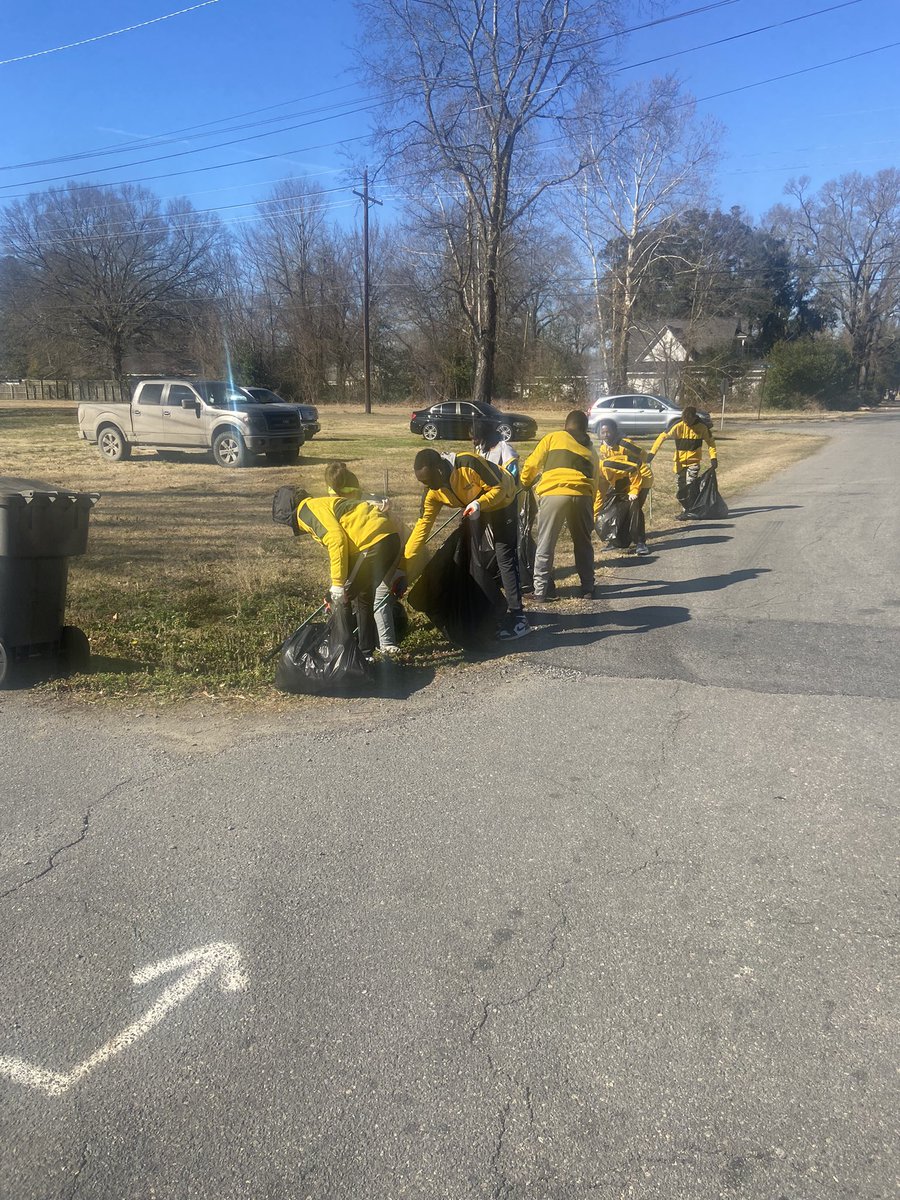 RayvilleF's tweet photo. Rayville High track team giving back!
Community service!
#VilleSpeed
#WhyNotUs https://t.co/DWmQgmwkYb