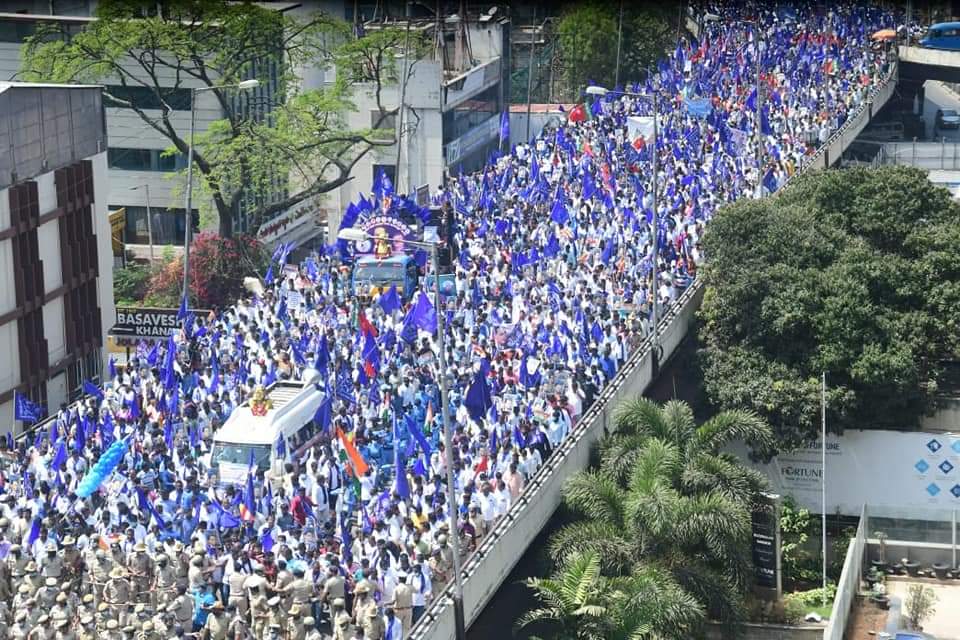 Bkrs_Rakshith's tweet photo. No news channels had the bandwidth to show such huge protests by Dalit organisations in Bangalore... they just want news filled with hate, news that divide people on the lines of caste and religion. https://t.co/ofQSTe5WTf