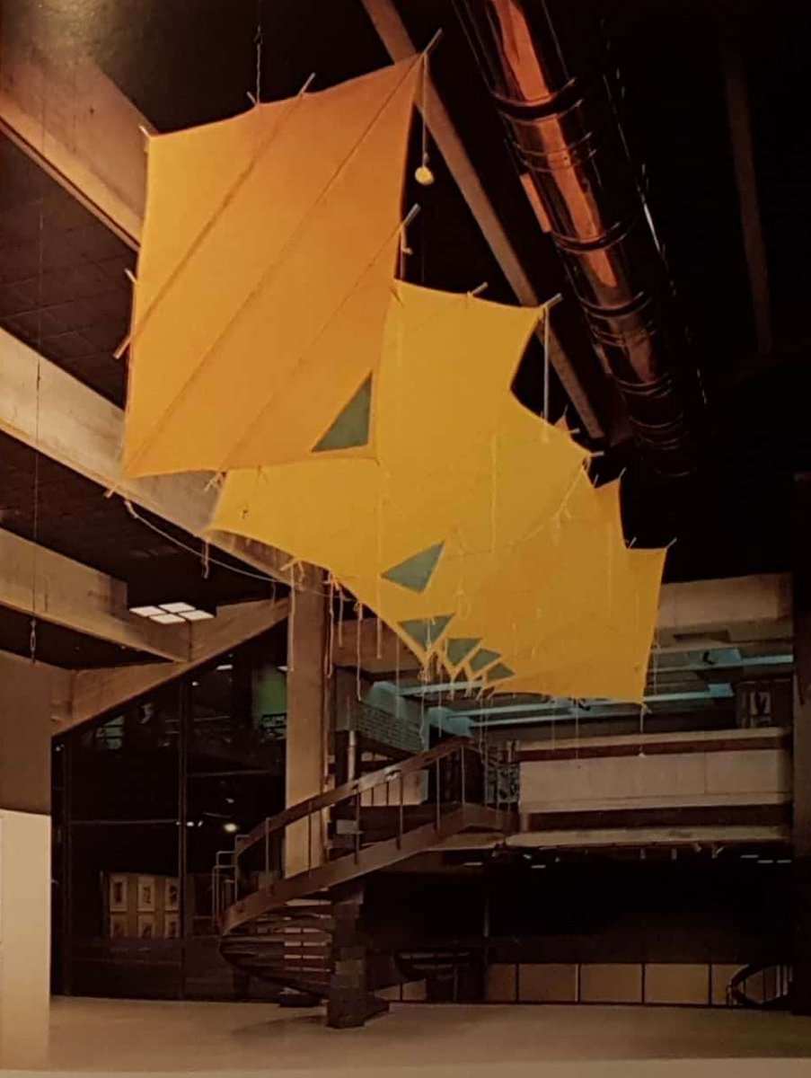 ArquitecturaVzl's tweet photo. "Yellow Pages" obra del artista Richard Smith la cual podemos apreciar en los espacios del Museo de Arte Contemporáneo de Caracas.  Conoce más en: https://t.co/Y9obSYGEBS
#MACSI

Foto tomada del Catalogo de Obras del MACC. https://t.co/Thx7Dnca81