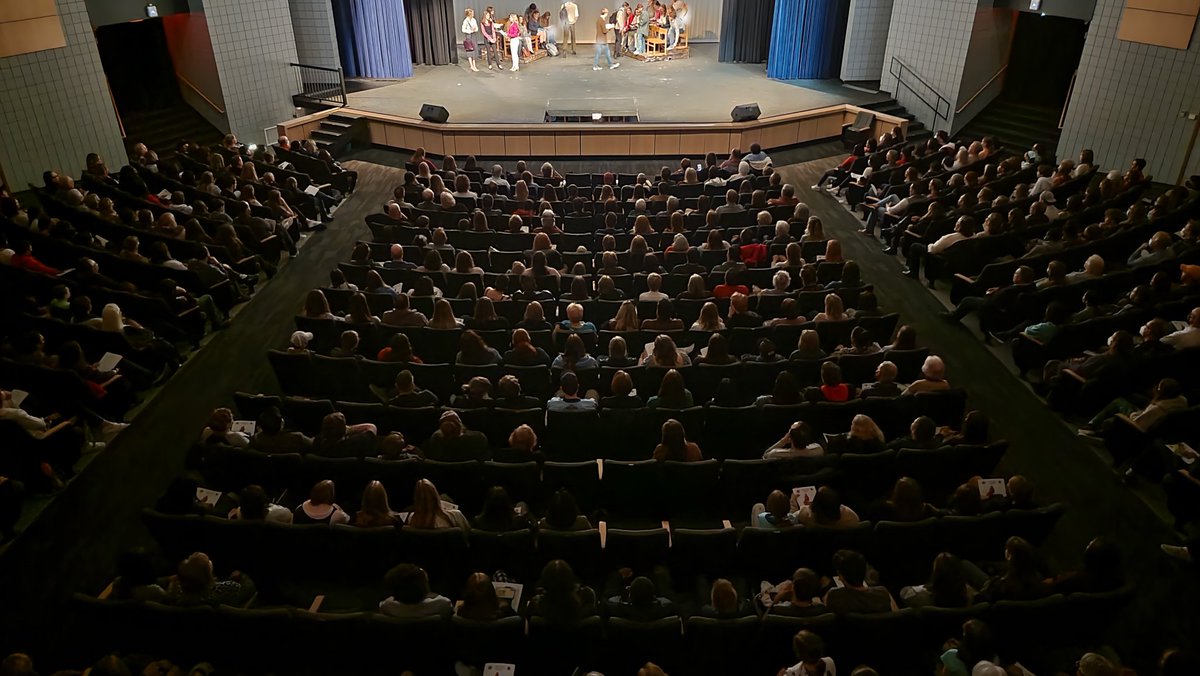 This is what a sold out show looks like! Get your tickets tickets now for Sunday Night! olathenorththeatre.com 
#ONLegallyBlonde #ONTHTRE2122 #SoldOutShow
@ONChoirs @JasonHermanON @john_lynkk @ONEagleBands @cecilymahan
